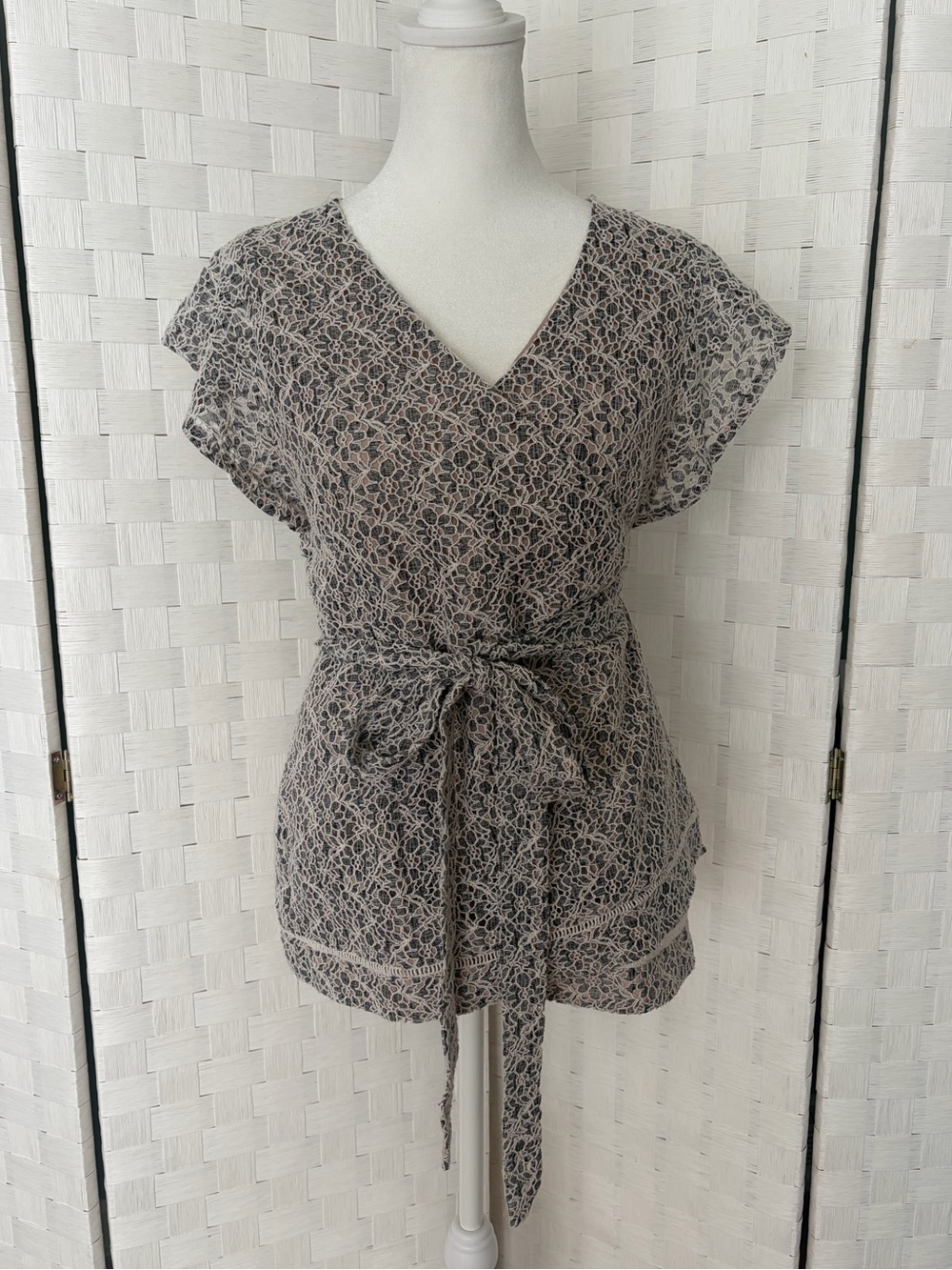 Banana Republic Women’s V-Neck Gray  Lace Overlay Wrap Top with Tie Belt Size M